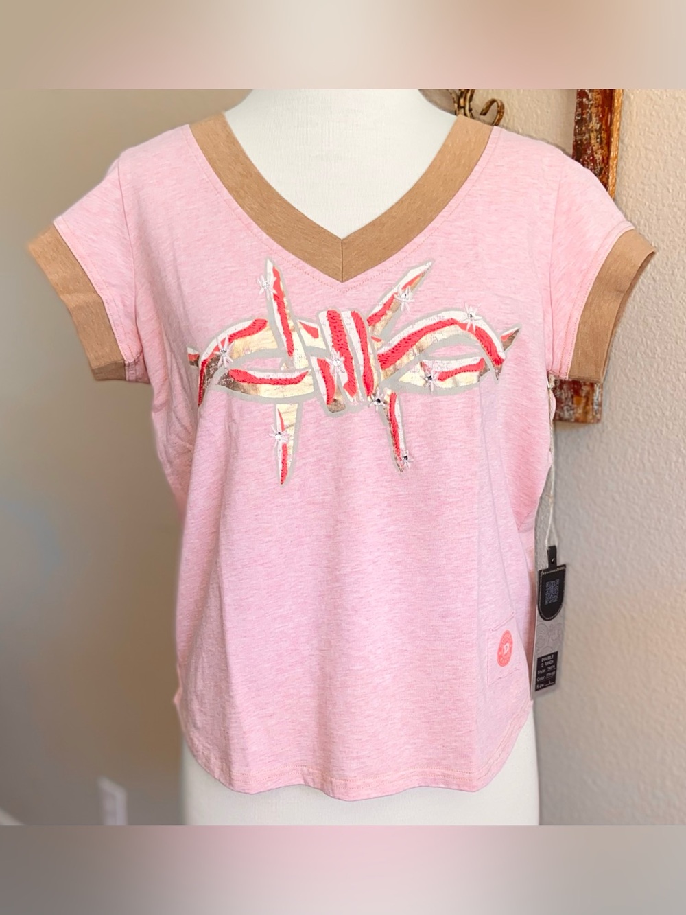 NWT - Double D Ranch "Razor Sharp"
Pink V-neck t-shirt - Rhinestones Embroidery